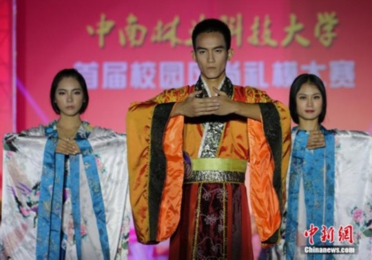 ?；ㄐ２萃_示范中華禮儀 展現(xiàn)漢服風(fēng)采