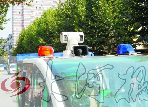 巡查車車頂裝有360度攝像頭,對路面違章停車行為抓拍取證。