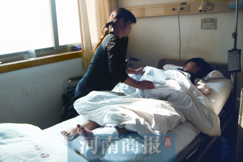 14歲的小美躺在病床上，左腿摔傷的部位還纏著繃帶