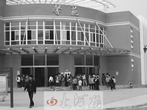 學(xué)生們排隊(duì)進(jìn)入食堂就餐，對(duì)于統(tǒng)一15元的收費(fèi)標(biāo)準(zhǔn)，不少學(xué)生和家長(zhǎng)很不理解。