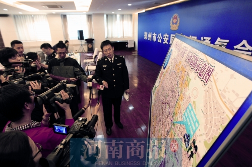 警方負責(zé)人向媒體介紹戰(zhàn)果，左上圖為警方繳獲的犯罪嫌疑人作案工具 記者 王春勝/圖