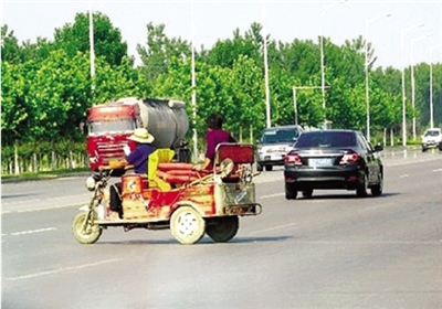 由于沒有硬隔離，鄭開大道上經(jīng)常出現(xiàn)機(jī)動(dòng)車橫穿馬路的現(xiàn)象