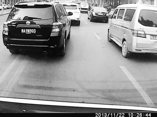 這輛黑色車輛不避讓執(zhí)行緊急任務(wù)的救護(hù)車，并壓著雙黃線變更車道。唐韜/圖