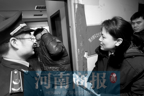 城管巡回法庭法官，到因違反城市管理的受罰當(dāng)事單位送傳票