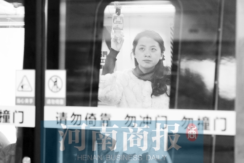 首個(gè)上班高峰，地鐵乘客以年輕的上班族為主