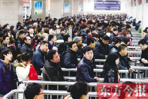 鄭州火車站迎來節(jié)后最后一波客流高峰。昨日，售票廳內(nèi)人頭攢動(dòng)