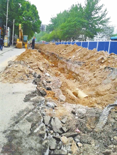 文化路大修改造工程，目前西半幅圍擋已基本鋪設(shè)到位。