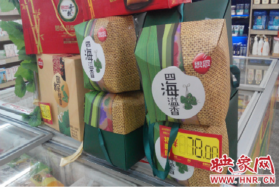 今年商場(chǎng)里的散裝、袋裝粽子多了，盒裝粽子的售價(jià)也更加親民。
