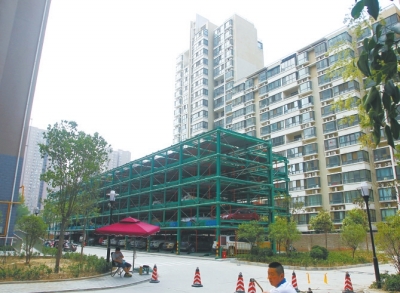 商城路與英協(xié)路交叉口附近的濱河綠苑小區(qū)內(nèi)，剛剛建好一個立體停車場。