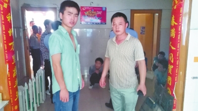 在吳文舉老師的幫助下，王強強（左）從傳銷窩點成功脫險。