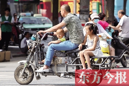 這樣帶著孩子，一個(gè)剎車，孩子就有可能摔下車