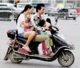 帶著孩子騎電動(dòng)車，安全一定要放在第一位。