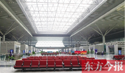 鄭州東站寬敞的候車大廳。未來(lái),鄭州南站建成后,規(guī)模將遠(yuǎn)高于鄭州東站