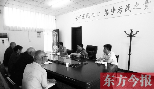 6月16日，幾位蘭考市民在向縣委副書記毛衛(wèi)豐反映問題。