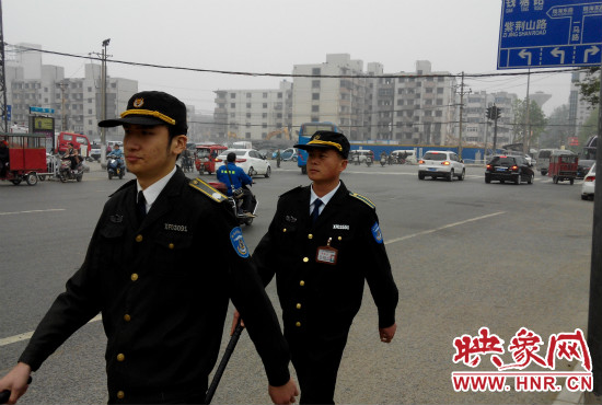 每天，老王的工作就是在火車站附近巡邏