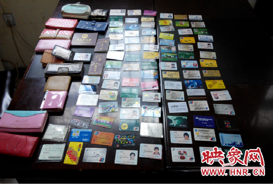 在日常執(zhí)勤當(dāng)中，巡防隊員經(jīng)常能撿到很多的身份證和銀行卡。