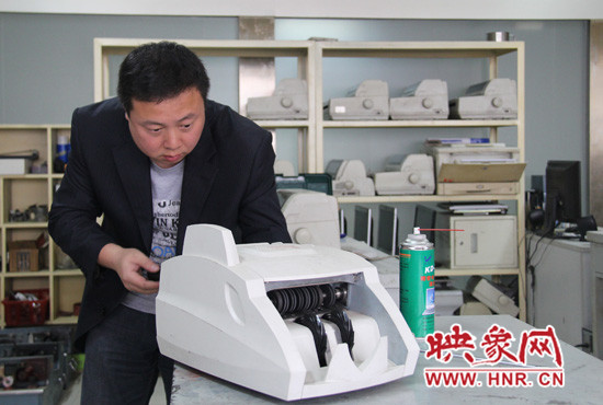 陸涌每天的工作就是和機器“談心”、發(fā)現(xiàn)故障、修好它們。