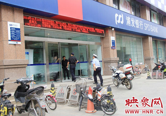 民警趕到現(xiàn)場了解情況。