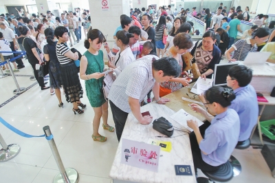6月30日上午9時(shí)20分，鄭州市公安局出入境管理處辦事大廳內(nèi)擠滿前來辦理護(hù)照、簽證的群眾。