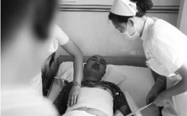 昨天，鄭州市第一人民醫(yī)院，被打傷的鄭州管城區(qū)執(zhí)法隊(duì)員唐建偉在接受治療。