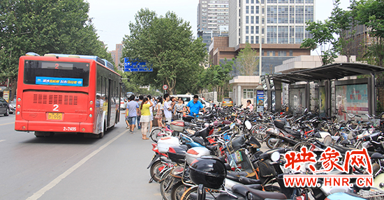 黃河路經(jīng)三路公交站牌處停滿(mǎn)了電瓶車(chē)