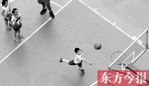 7月2日，河南工業(yè)大學(xué)籃球場內(nèi)，幾名孩子正在接受籃球訓(xùn)練