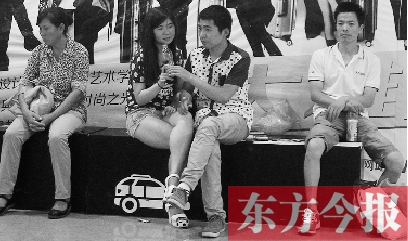 昨天，火車(chē)站地一大道納涼點(diǎn)已有許多市民坐在商場(chǎng)的椅子上乘涼