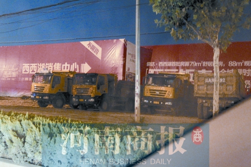 昨夜，記者發(fā)現(xiàn)一些工地外，渣土車們正在“休息”記者 鄧萬里/攝