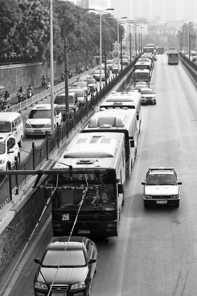 大量的機(jī)動車由京廣路向北前行，右拐后涌上中原路地下道。