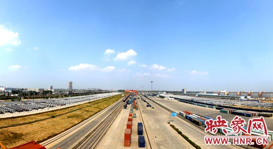鄭州鐵路集裝箱中心站內(nèi)，滿載貨物的國(guó)際班列從這里開出。段晉哲/攝