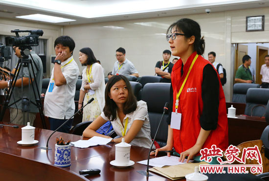 映象網(wǎng)記者就網(wǎng)友關(guān)心熱點(diǎn)問(wèn)題向省教育廳副廳長(zhǎng)尹洪斌提問(wèn)。