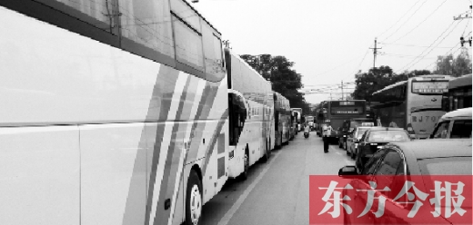 昨日，只能由東向西單行的鄭州市城南路上，闖進(jìn)了由西向東行駛的大巴車，造成嚴(yán)重交通擁堵