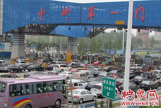 鄭州機(jī)場(chǎng)收費(fèi)站口（中州第一門）車輛排隊(duì)擁堵情況嚴(yán)重。
