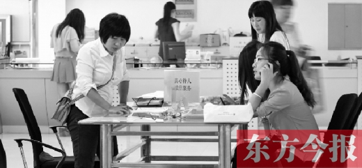 行政審批“瘦身”，不僅提高了行政效率，節(jié)約了行政資源，而且最大限度地方便了群眾