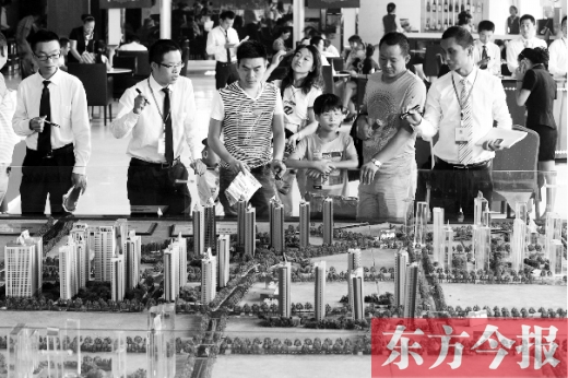 昨天上午，在鄭州市區(qū)一售樓部內(nèi)，看房的顧客比平時多了不少