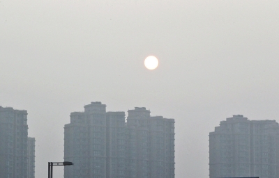 昨天，鄭州市區(qū)，霧霾遮擋的太陽像個(gè)月亮。