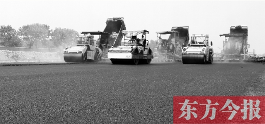 鄭州通航試驗區(qū)上街機場的改擴建工程正在緊張施工，寬闊的跑道已經(jīng)基本竣工