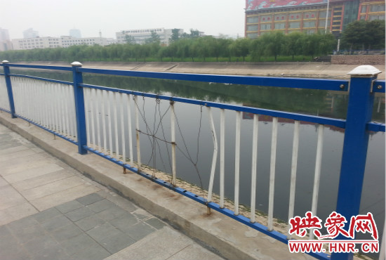 公園內(nèi)多個護欄中間的鋼筋條不翼而飛，僅僅是用幾根細細鐵絲纏住。
