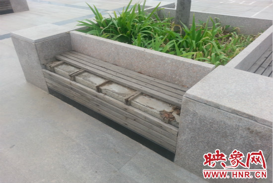 基礎(chǔ)設(shè)施破壞嚴重，一直無人修理。