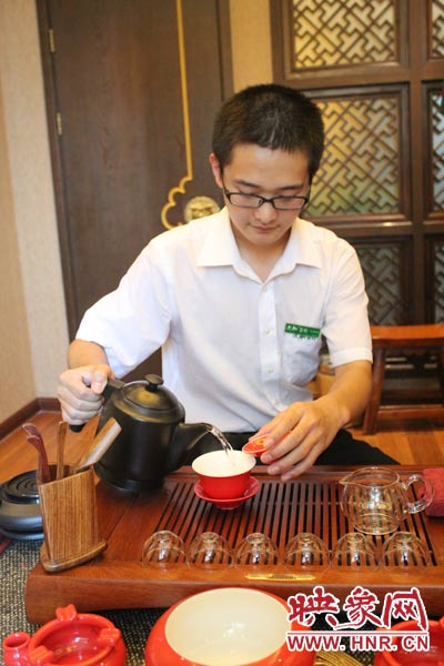 1、水壺里的水煮沸，李克勤把茶葉放進(jìn)茶荷里，準(zhǔn)備溫杯沖茶