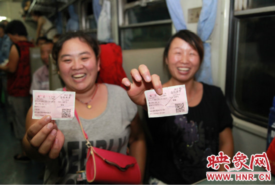 進(jìn)疆棉農(nóng)展示前往烏魯木齊的車票。
