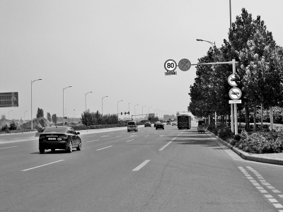 走訪鄭開大道，記者發(fā)現(xiàn)路上的限速標(biāo)志已明顯減少。