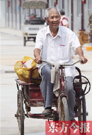 83歲的胡新有老人每天下午都騎著三輪車出門撿廢品，換的錢都捐了出去