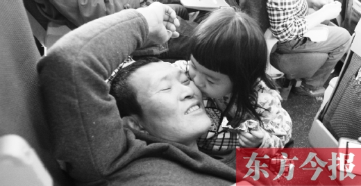 女兒嘟嘟不時(shí)的親吻是他最好的“鎮(zhèn)痛藥”。