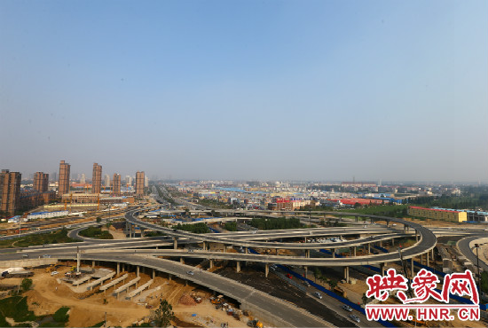 中州大道與南三環(huán)相接的立交橋，預(yù)計(jì)明年將建成通車。