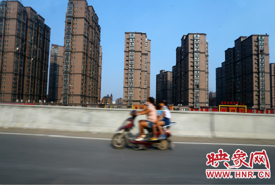 三環(huán)快速路開通后，仍有一些電動(dòng)車違規(guī)上橋。