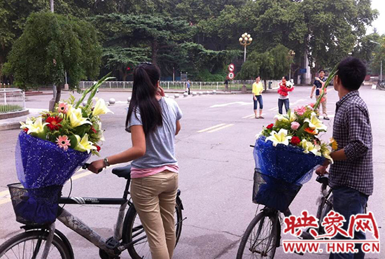 在鄭州大學(xué)南校區(qū)，有不少學(xué)生三五成群，手捧鮮花。
