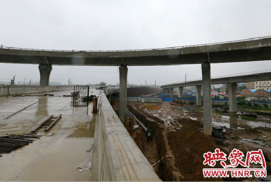 京廣快速路二期北延工程北三環(huán)京廣路立交橋雛形顯現(xiàn)。