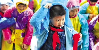 昨日下午,農(nóng)科路上一小學(xué)放學(xué)時,孩子們大部分都穿著雨披。