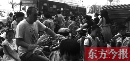 9月4日下午，文化路一小附近，大批陪讀家長(zhǎng)接孩子。
